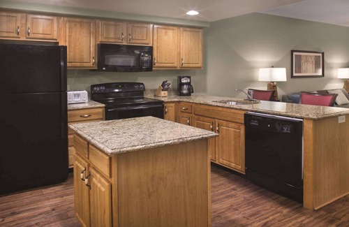 Table Rock Hotel | Relax in Branson: Pools, Gym, BBQ & Game Room Await!