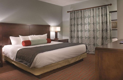 Table Rock Hotel | Relax in Branson: Pools, Gym, BBQ & Game Room Await!