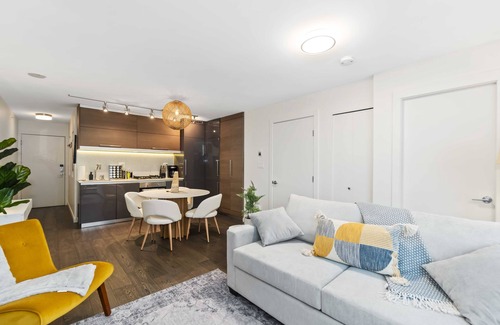 Chinatown Apartment | Elegant Downtown Vancouver Condo with Free Parking & Child Friendly