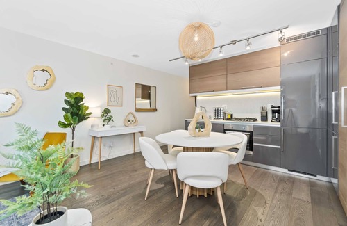 Chinatown Apartment | Elegant Downtown Vancouver Condo with Free Parking & Child Friendly