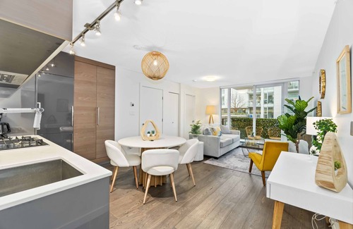 Chinatown Apartment | Elegant Downtown Vancouver Condo with Free Parking & Child Friendly