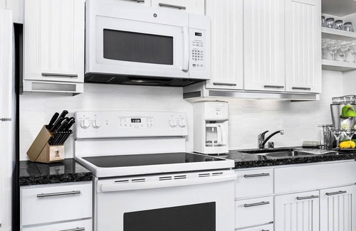 Las Vegas Condo | Vegas Retreat: Enjoy Pools, Hot Tubs & Margarita Maker