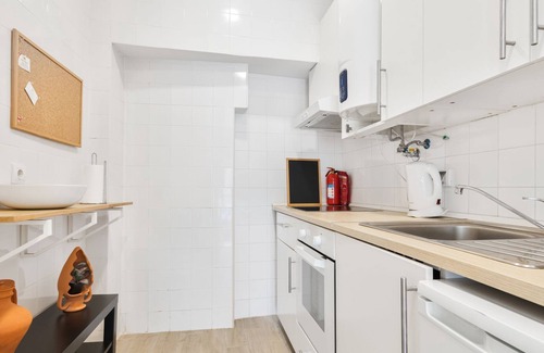Santa Engracia Apartment | Cozy 1BDR Flat in Central Lisbon for Family Comfort