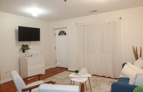 Forest Hill Apartment | 1Bed 1Bath Apt near EWR, Parking 18 min from Penn St.