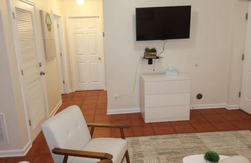 Forest Hill Apartment | 1Bed 1Bath Apt near EWR, Parking 18 min from Penn St.