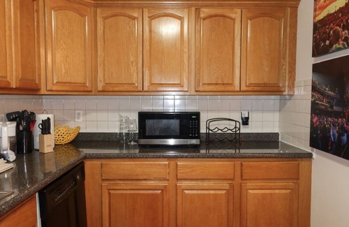 Forest Hill Apartment | Convenient Apartment in Newark with Easy Access to Penn Station