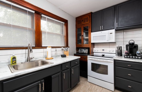 St. Louis Apartment | Cozy 1-Bedroom Retreat in Princeton Heights with Kitchen