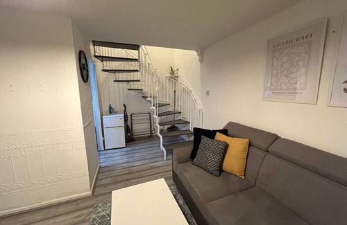 Seisdon House | Cozy 1Bed House with Driveway & Spa Amenities Await You
