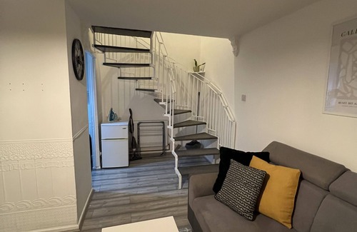 Seisdon House | Cozy 1Bed House with Driveway & Spa Amenities Await You