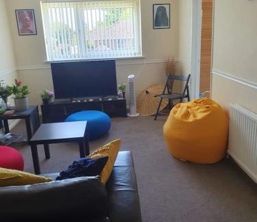 Horsham Apartment | Stylish 1-Bedroom Flat with Extra Sofa Chair - Rated 9.3