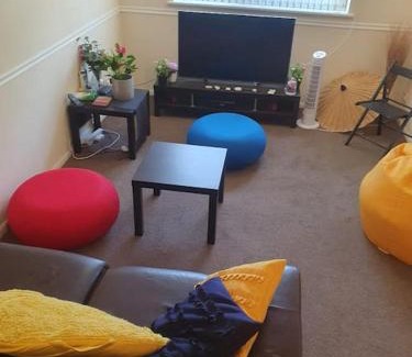 Horsham Apartment | Stylish 1-Bedroom Flat with Extra Sofa Chair - Rated 9.3