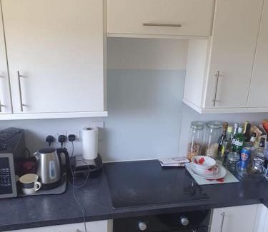 Horsham Apartment | Stylish 1-Bedroom Flat with Extra Sofa Chair - Rated 9.3