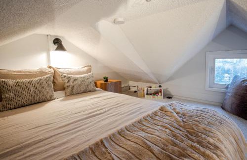 Whistler Creekside House | Cozy 1BR Loft Near Creekside Gondola by Harmony Whistler