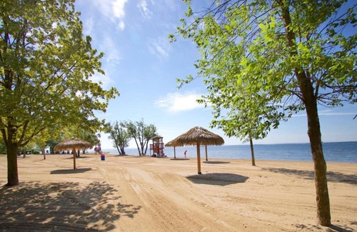 Saint-Zotique Apartment | Scenic 1BR Apartment with Oceanfront Views Near Montreal