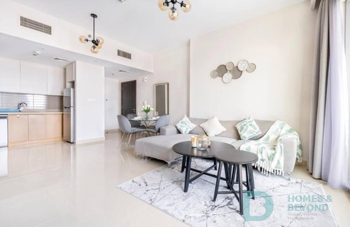 Dubai Apartment | Elegant 1BR Apartment with Marina Views at Creek