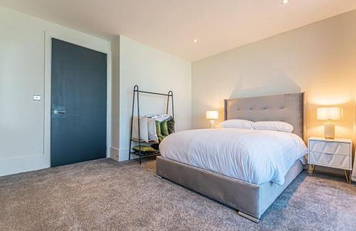 The Docks Apartment | Riverside Retreat: 4-Star River View with Family Amenities