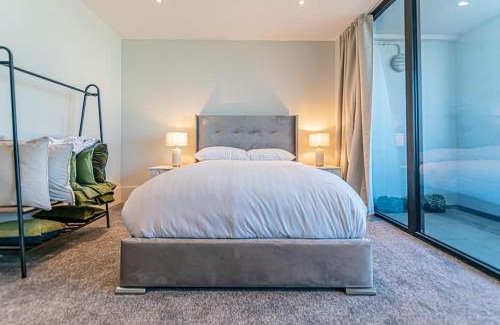 The Docks Apartment | Riverside Retreat: 4-Star River View with Family Amenities