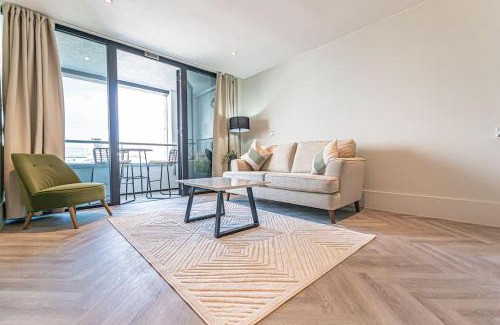 The Docks Apartment | Riverside Retreat: 4-Star River View with Family Amenities