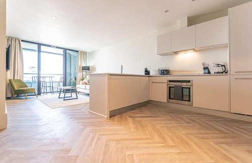 The Docks Apartment | Riverside Retreat: 4-Star River View with Family Amenities