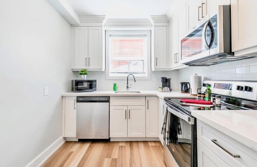 Hamilton Apartment | Modern 1BR Apartment with King Bed & Netflix Downtown