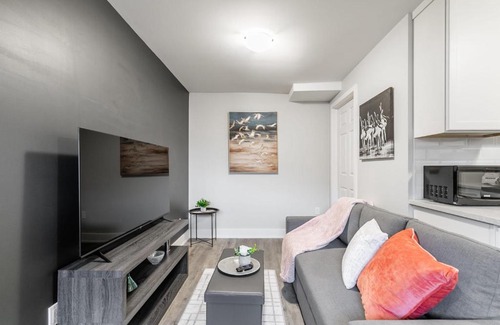 Central Hamilton Apartment | Stylish 1BR Apartment with Netflix in Prime Location
