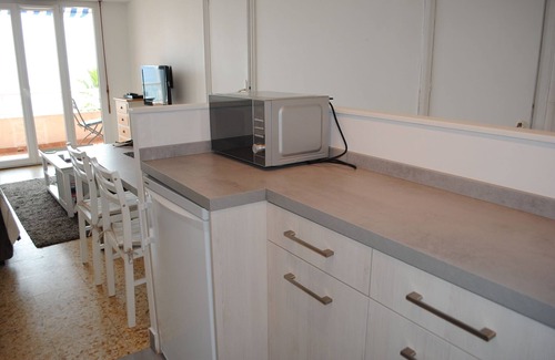 Le Suquet Apartment | Cozy Cannes Retreat with Sea View & Pool Access