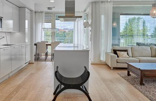 Kluuvi Apartment | City Center Retreat with Sauna, Balcony & Lake View