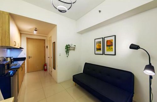 Barangka Ilaya Apartment | Inviting 1BR Condotel with Balcony at SM Light Residences