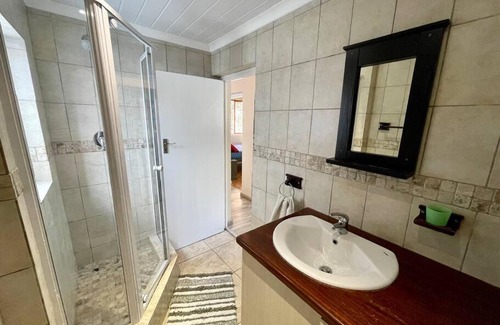 Cape Town City Centre Apartment | Cozy 1BR Cottage with Private Entry and Pet-Friendly Access
