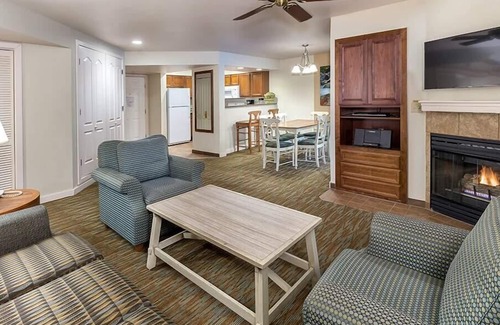 Round Hill Village Condo | Deluxe 1BR Condo with Skiing and Oceanfront Views