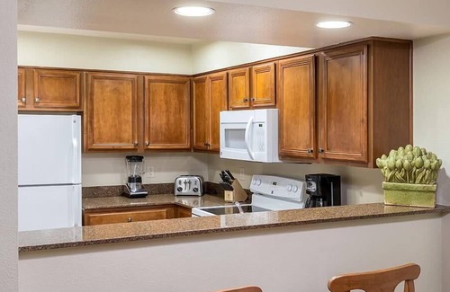 Round Hill Village Condo | Deluxe 1BR Condo with Skiing and Oceanfront Views