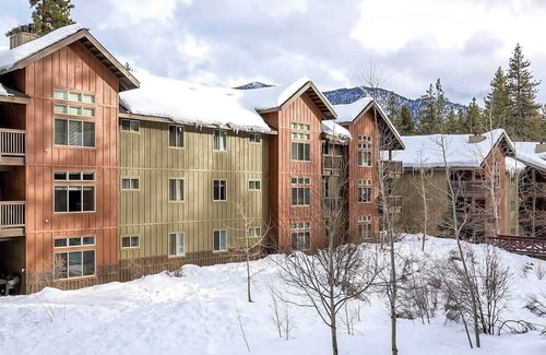 Round Hill Village Condo | Deluxe 1BR Condo with Skiing and Oceanfront Views