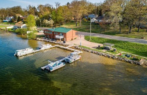 Mayfield House | Charming 1BR Fife Lake Haven with Fire Pit & Hot Tub