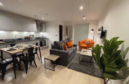 Woking Apartment | Modern 1BR Flat in Central Woking With Child-Friendly Amenities