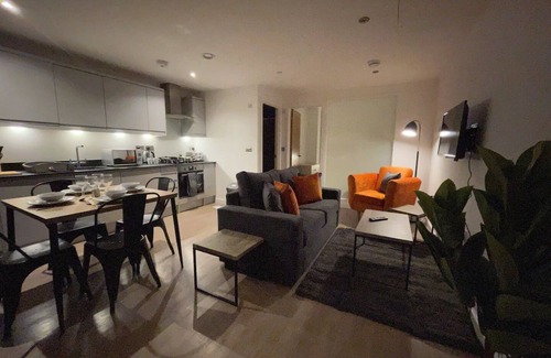 Woking Apartment | Modern 1BR Flat in Central Woking With Child-Friendly Amenities
