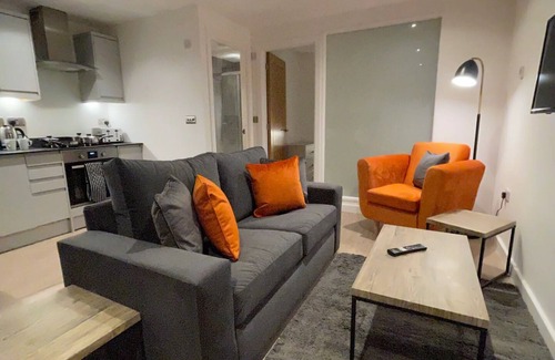 Woking Apartment | Modern 1BR Flat in Central Woking With Child-Friendly Amenities