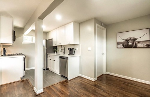 Neartown Apartment | Spacious Urban Apartment in Montrose with Free Parking!