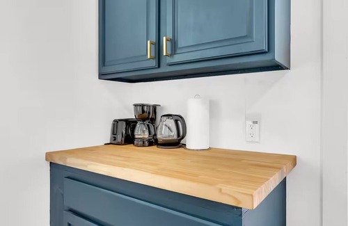 Woodlawn Lake Apartment | Charming 1BR GuestHouse Apt Near Downtown Attractions
