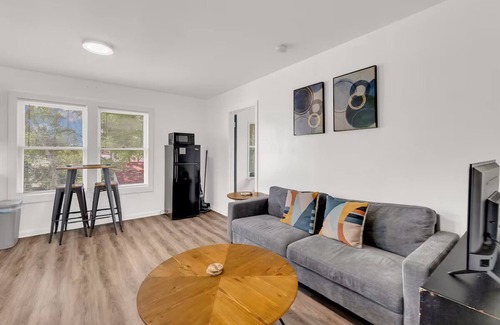 Woodlawn Lake Apartment | Charming 1BR GuestHouse Apt Near Downtown Attractions