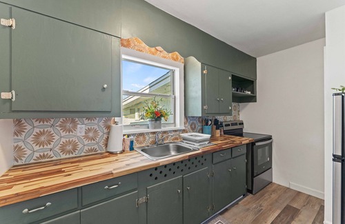 Jacksonville House | Riverside Retreat: Waterfront Views, Fishing & Family Fun