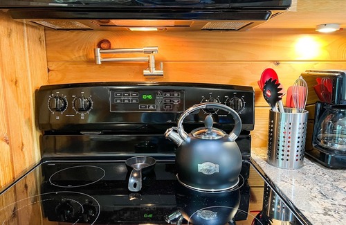 Frenchburg Cabin | Inviting Red River Gorge Cabin with Hot Tub & Fire Pit