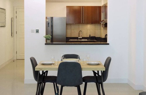 Palm Jumeirah Apartment | Cozy Livbnb Suite - 1BR Retreat in Golden Mile