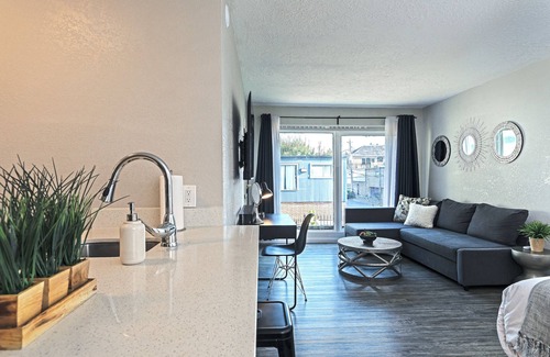 Neartown Apartment | Discover 1BR Keys To Montrose: Ideal for Downtown Escapes