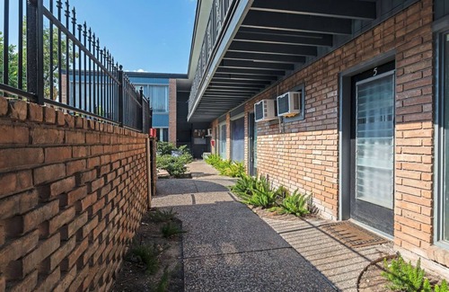 Neartown Apartment | Discover 1BR Keys To Montrose: Ideal for Downtown Escapes