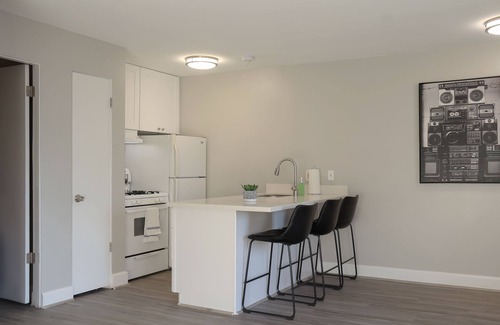 Neartown Apartment | Elegant 1BR Keys To Montrose: Top-Rated with Great Amenities
