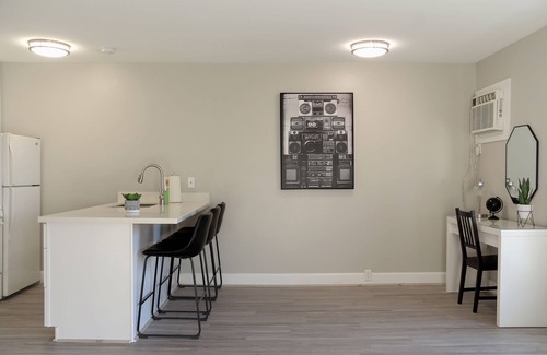 Neartown Apartment | Elegant 1BR Keys To Montrose: Top-Rated with Great Amenities