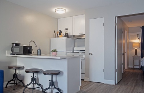 Neartown Apartment | Modern 1BR Keys To Montrose: Ideal for Families and Comfort