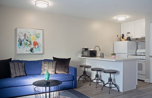 Neartown Apartment | Modern 1BR Keys To Montrose: Ideal for Families and Comfort