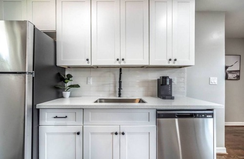 Neartown Apartment | Stylish Urban Apartment in Montrose with Free Parking