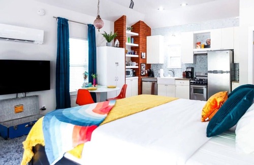 South Congress House | Cozy SoCo Retro Cowboy Studio with Great Amenities